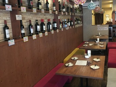 木をふんだんに使った温かみのある空間、ところどころに差し色も