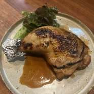 特製BBQソースに3日間漬け込んだチキンレッグ。
オーブンでじっくり焼き上げて提供します！
噛んだ瞬間、ソースと肉汁がたまらん、とまらん！ご賞味あれ！