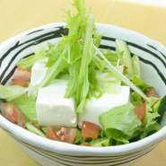 女性に大人気！　ヘルシーの王様、豆腐サラダ!!
