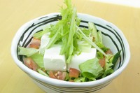 女性に大人気！　ヘルシーの王様、豆腐サラダ!!
