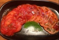 乱れ舞うトマトに2種類のトマトソースが絡み合う一品。
