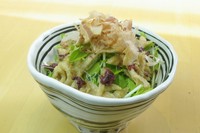 パリッパリの皮がのったサラダ、さっぱりドレッシングでどうぞ。