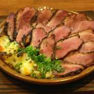 やどり木特製のタレでどうぞ。
鴨肉をふんだんに使った、ボリュームある一品です。