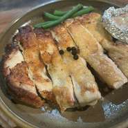 皮をパリパリに焼きシンプルに味付けをしじっくりオーブンで焼きました。
お時間はかかりますが、満足いくボリュームです。