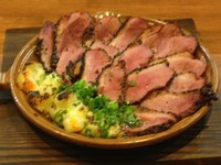 やどり木特製タレでどうぞ！
鴨肉をふんだんに使った、ボリュームある一品です。