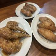 脂身が多くジューシーでコクがあり、ホロホロととれ食べやすいのが特徴。三種の味
・コク旨カリカリ
・甘ダレバジル
・一味山椒
※5本　659円
