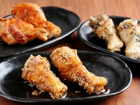 半ボイルしたスペアリブを低温でじっくりと揚げ、甘辛いたれと香ばしい胡麻をからめた人気メニュー。