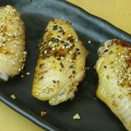 骨離れのいい手羽揚げ。パリッとした皮に甘だれがからみまくり　手羽中5本490円