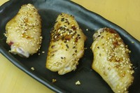 骨離れのいい手羽揚げ。パリッとした皮に甘だれがからみまくり　手羽中5本490円