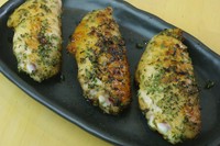 手羽の旨みをうまく引き出せ、バジルの香りも癖になります。　手羽中5本490円