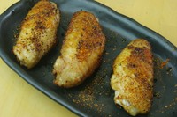 辛～～い物好き店長のスペアリブ！　全米が泣いた！　あなたは必ず虜になる味。　手羽中5本490円