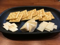 4つのチーズから3つ選べます！
パルミジャーノ･レジャーノ／カマンベールチーズ／タレッジョチーズ／グリエールチーズ
違いやお好みなど、お気軽にスタッフまでお声掛けください！