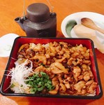 うなぎ？　ぶた？　鶏だっていいじゃない！
ダシをかけて〆にも最高！