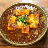 陶板いっぱいに、広がる鶏ミンチ。
アツアツ豆腐に旨味盛りだくさん！！