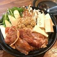 トロトロキャベツ、豆腐、シャキシャキ水菜、白ネギ、キノコ、特製鶏ミンチ団子、鶏肉が入った、自慢の鍋です。
オリジナルスープも最後まで美味しくいただけます。