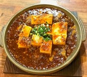 陶板いっぱいに、広がった鶏ミンチ。
アツアツ豆腐に旨味盛りだくさん！