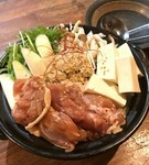 トロトロキャベツ、ツルツル豆腐、シャキシャキ水菜、白ネギ、　キノコ、特鶏ミンチ団子、スーパー鶏肉が入った、自慢の鍋です。
オリジナルスープも最後まで美味しくいただけます。
