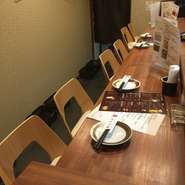 料理もお酒もリーズナブル。カウンター席には会社帰りのサラリーマンや男性一人客の姿も見受けられます。