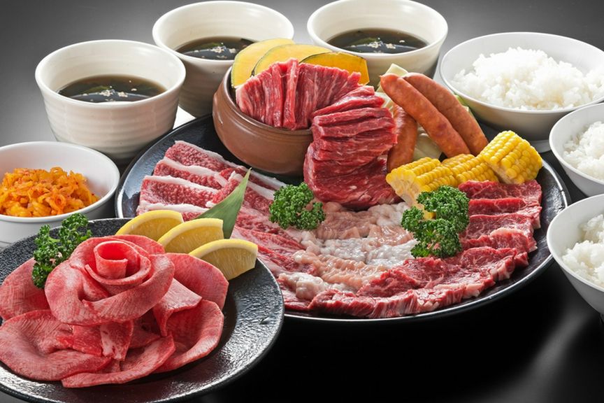 上質なお肉がたっぷり、しかもサラダやサイドメニューも充実！