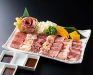 色々な種類のお肉をバランスよく盛り合わせたお得さ一番のセット
2名様用/5720円 サラダバー付(2名様用)/6600円