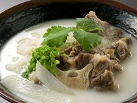 テールをじっくりと炊き込んでコクのあるスープに仕上げ、ご飯を入れた韓流雑炊。
