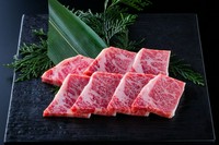 三角バラと呼ばれる最も脂ののった部位で、濃厚な甘みと風味を兼ね揃えたお肉