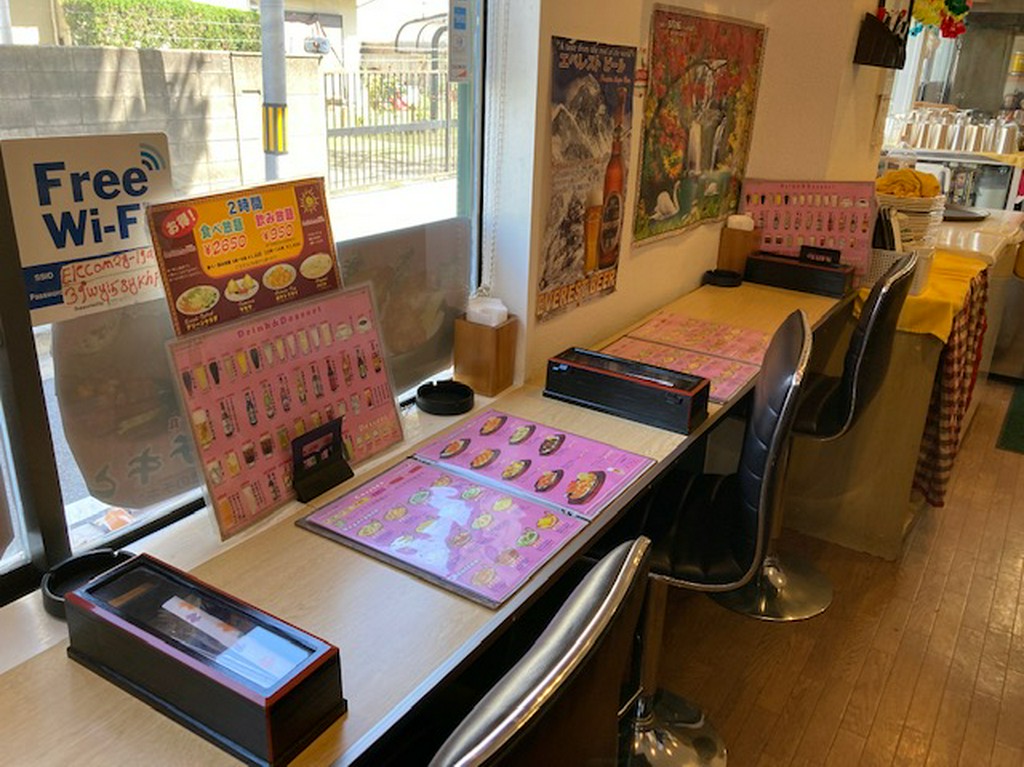 陽気な空気が漂う1階席は、テーブル席（2階は座敷）