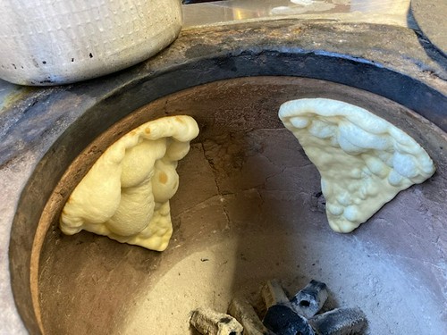 本場の窯で焼くナン