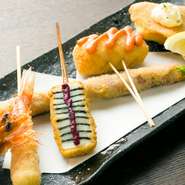 オーダーを受けてから揚げる串揚げは、いつもサクサクアツアツ！　食べたら最後止まらないかも。