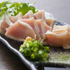 色味が美しく、さっぱりと味わえる『国産鶏タタキ刺』
