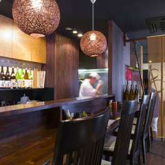 落ち着いた雰囲気の店内。ほのかな灯りが優しく、心安らぐ空間