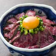 季節の食材を使った炊き込みご飯を使った丼です。噛めば噛むほど旨みがあふれる牛肉をのせたボリュームメニュー。からめて食べると一気に完食してしまう程の絶品甘辛タレ、卵黄を混ぜた別の味も同時に楽しめます。