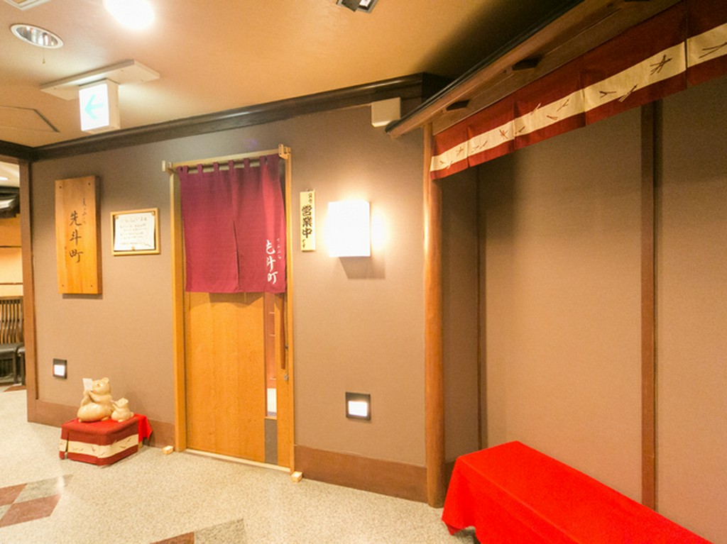 生花や額縁、調度品で静かな雰囲気を演出