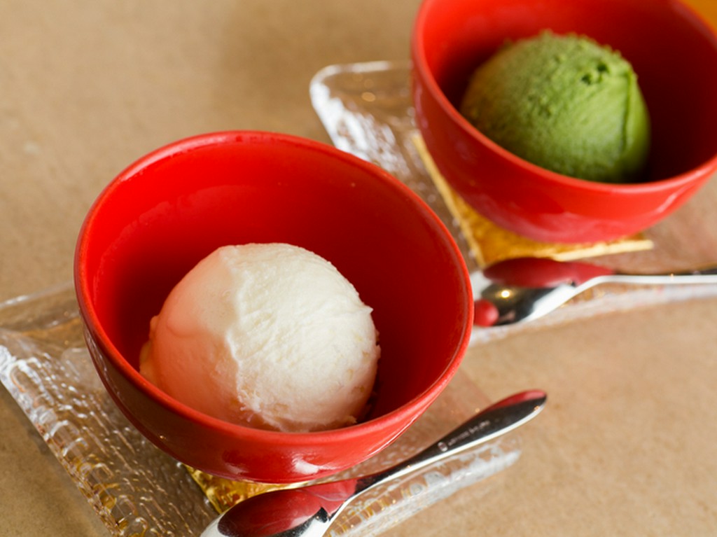 食後には特注のオリジナルアイスクリームでひと息を