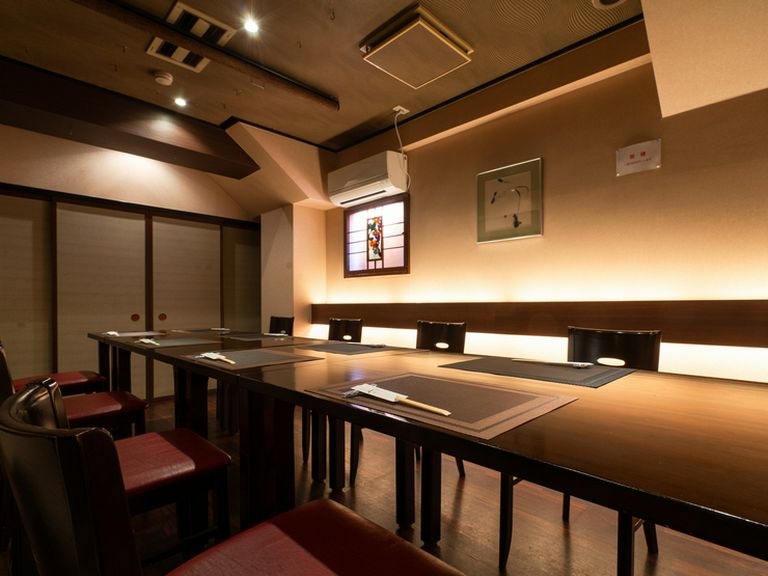 ゆったりとした一時を過ごせるテーブル席