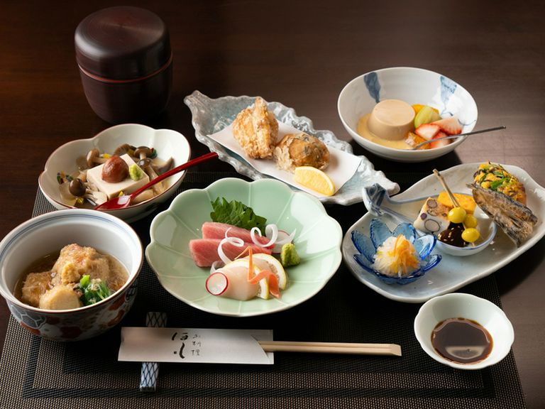 その時期ならではの彩りが盛り込まれたコース料理