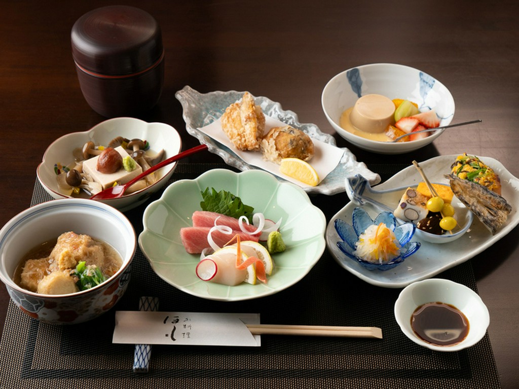 その時期ならではの彩りが盛り込まれたコース料理