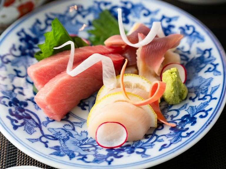天然「鮮魚」の『お刺身盛り合わせ』。天然の本マグロにも注目