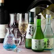味わい深いお料理と共に楽しみたいお酒も厳選し取り揃えてあります。その中でも注目は、月替わりで提供される日本酒。季節によって変わる会席料理内容に合う銘酒が楽しめます。