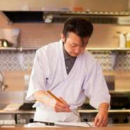 自らが惚れ込んだ和食の繊細な技や美しさをお客さまにも伝えるべく料理に向き合っています。当店はオープンキッチンとなっており、お客さまの反応がわかり、おいしい笑顔や声が聞こえた時やりがいを感じます。
