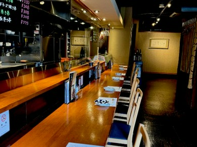 カウンター席はライブ感を楽しめるのでデートにも人気！