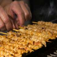 焼き物が中心なので、どうしてもオーダーからお出しするまでに少々お時間を頂きますが、その分焼き上がったお料理は素早くお客様の元へお届けします。焼きたての串を熱いうちにお召し上がりください。