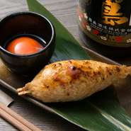 名物のとり皮は下ごしらえに3日かけ、同じく名物のつくねは毎日仕込んで新鮮なものを提供しています。また馬刺しは熊本から、豚バラは佐賀から質のいいものを直送し、調味料も各地から取り寄せています。