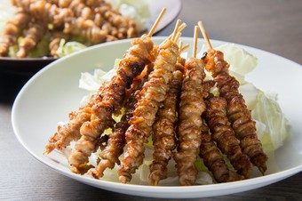 下ごしらえに3日かけた自慢の一品「とり皮」