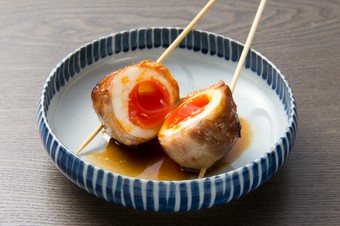 地元のうまい卵・蘭王を使った「半熟玉トロ豚焼き串」