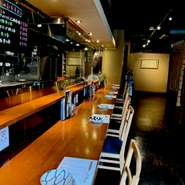 カウンター席の目の前では料理人が串を焼く姿が。ライブ感を演出すべく、あえて目につくようにしています。