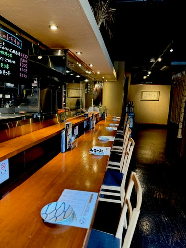 カウンター席からは焼き場が。目で見ても楽しめるライブ感を演出