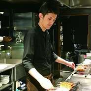 お一人様でも気軽に食べていただけるような雰囲気作りを心がけています。カウンター席からは焼き場が丸見えですが、焼きながらお客様と会話することも。誰でもゆったりとくつろげるお店にしたいと思っています。