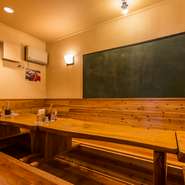 木の温かいぬくもりを感じる、明るく落ち着いた雰囲気の店内は、歓送迎会や忘新年会など各種宴会におすすめ。美味しい料理とお酒を味わいながら、ゆったりとくつろぐ、和やかなひとときを満喫できます。