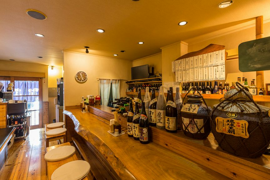 ひとりでも気兼ねなく、ゆっくりとくつろげるカウンター席